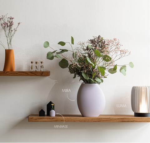 3D-gedruckte Vase MIRA und Leuchte LUMA von VASÔ auf minimalistischer Holzablage im modernen Wohnraum.