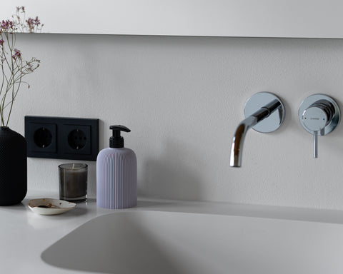 SVEA Seifenspender Lavendel in einem modernen, schlicht eingerichteten Badezimmer.