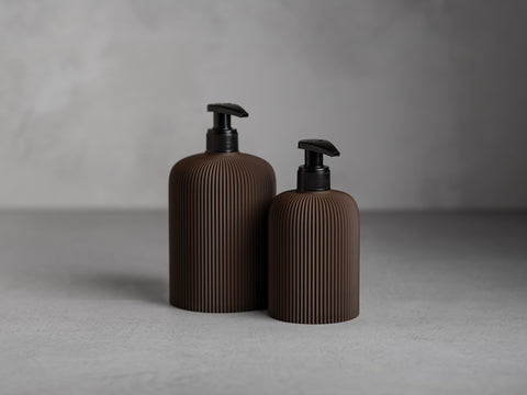SVEA Seifenspender in Dark Kakao, 250 ml und 500 ml, mit schwarzer Pumpe und feiner vertikaler Struktur.