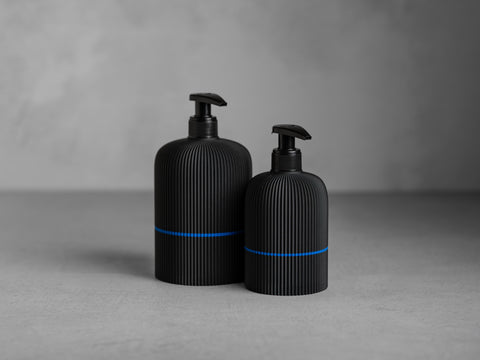SVEA Seifenspender in Juppô Schwarz, 250 ml und 500 ml, mit schwarzer Pumpe und feiner vertikaler Struktur.