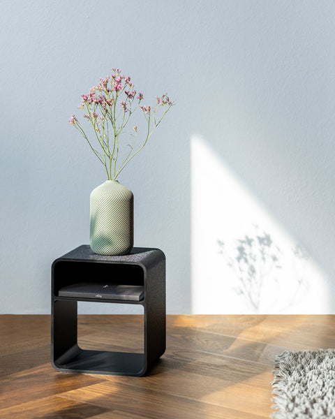 RUNA Vase in Nebelgrün von VASÔDesigns, 3D-gedruckte Designvase aus PLA mit Blumen.